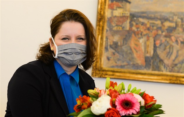 Maláčová navrhne, aby vláda poslala respirátor a pět roušek i postiženým