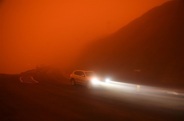 OBRAZEM: Jako nukleární zima. Požáry v Kalifornii obarvily nebe na oranžovo