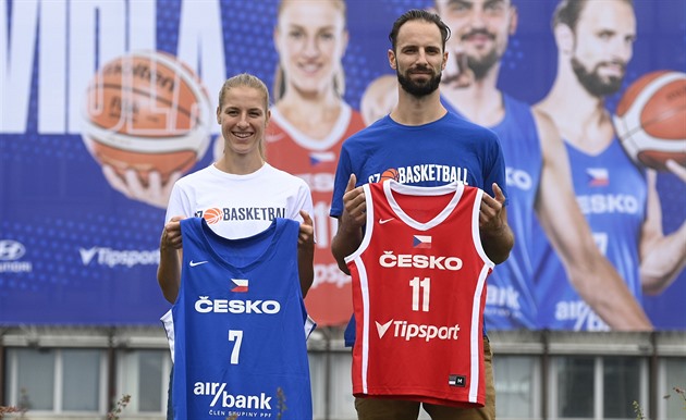 Basketbalové reprezentace mají nové dresy, je na nich  nápis Česko