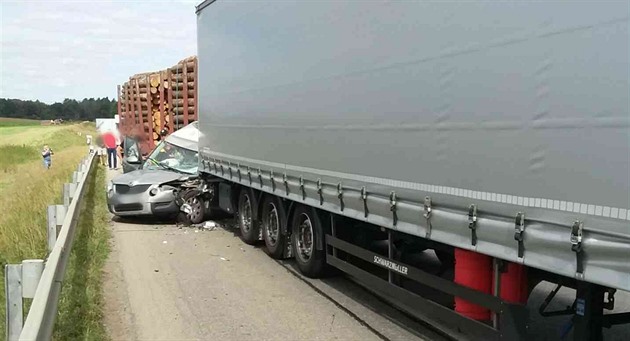Kamiony na D1 zmáčkly osobní auto, provoz na dálnici na Brno stojí