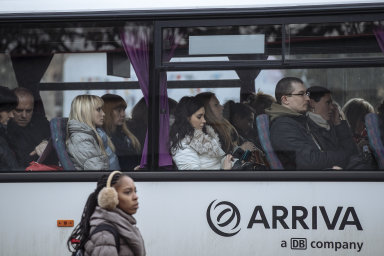 Lidé se začínají vracet do autobusové dopravy, vyhlídky na podzim jsou však nejisté. Stát proto chystá "sedačkovné"