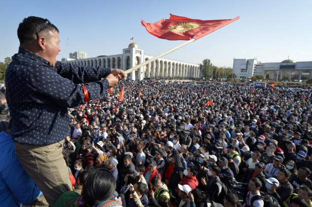 

V Kyrgyzstánu zrušili výsledky voleb. Demonstranti obsadili vládní budovy a osvobodili exprezidenta

