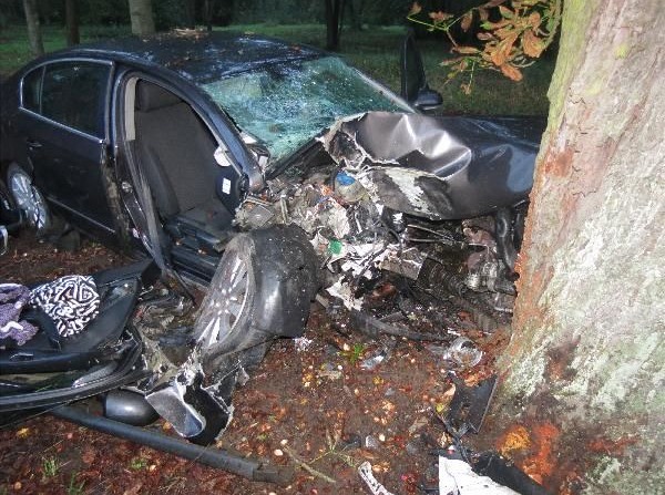 Řidič se zákazem řízení narazil v rychlosti do stromu, tři lidé zraněni