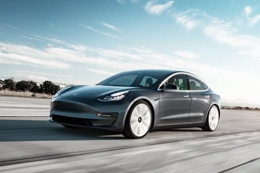 Tesla kupuje krachující firmu na bateriové výrobní linky v Německu