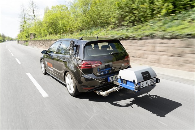 EU odhlasovala ještě radikálnější snížení emisí. Prý to pomůže ekonomice