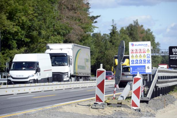 

Nový úsek dálnice D1 u Zruče nad Sázavou se zatím naplno neotevře. Silničáři reklamují tloušťku betonu


