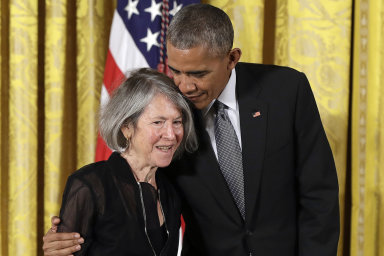 Nobelovu cenu za literaturu získala americká básnířka Louise Glücková. Akademie ocenila její "nezaměnitelný poetický hlas"