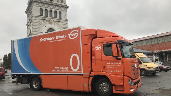 Gebrüder Weiss kráčí cestou k bezemisní dopravě a logistice. V Praze testuje kamion na vodíkový pohon, který se již osvědčil pro rozvoz ve Švýcarsku