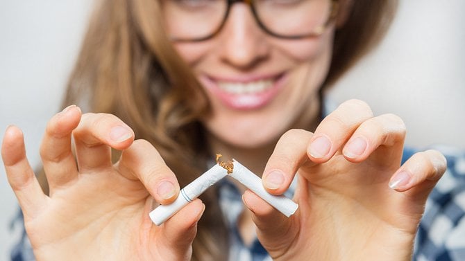 Lidé se zřejmě bojí dražších cigaret, stoupl prodej přípravků na odvykání