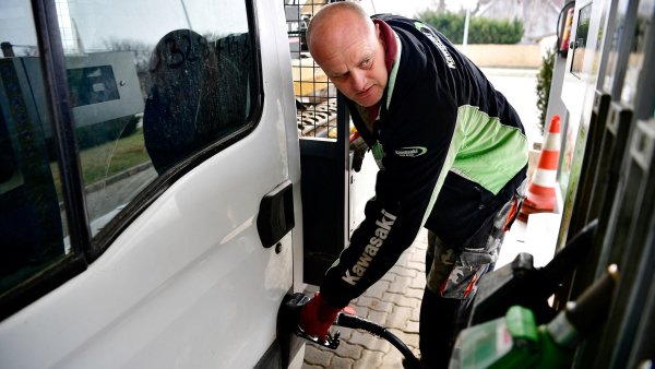 Jedna ze čtyř maďarských čerpacích stanic má nedostatek benzinu