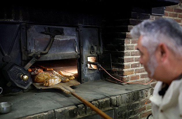 Pec na dřevo ho zachránila. Pekař ve Francii se díky ní vyhnul energetické krizi