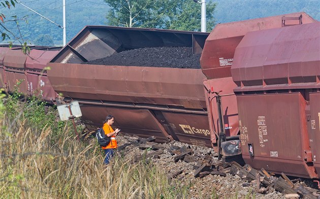 Mezi Kolínem a Kutnou Horou vykolejil nákladní vlak, provoz na trati stojí