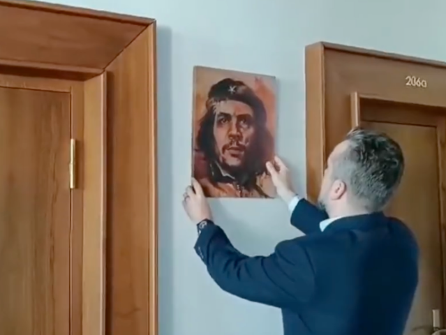 Slovenský politik Blaha nahradil portrét prezidentky obrazem Che Guevary