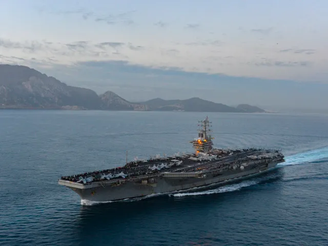 Další letadlová loď USA dorazila na Blízký východ. Írán varuje: „Pokud nezastavíte válku, odpovíme silnou ranou“