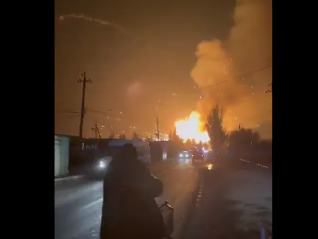 Poblíž okupovaného Mariupolu hoří asi velký ruský muniční sklad a údajně i některé vrtulníky