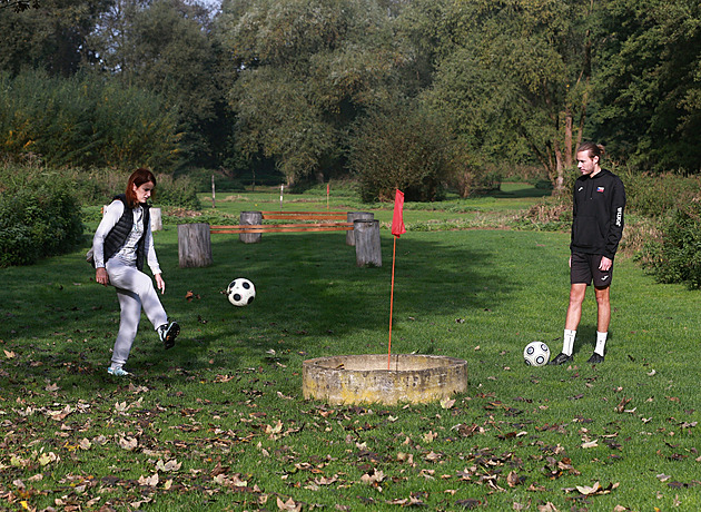 Golf, nebo fotbal? Fotbalgolf je věda, kde záleží na postavení, kopu i úhlu