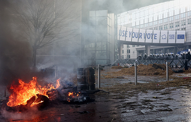 Farmáři před summitem blokují Brusel. U europarlamentu zapálili pneumatiky