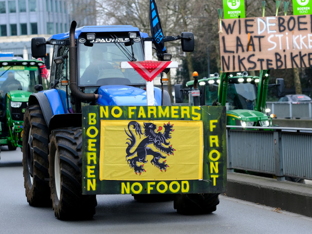 V Bruselu protestují zemědělci, traktory zablokovaly Evropský parlament