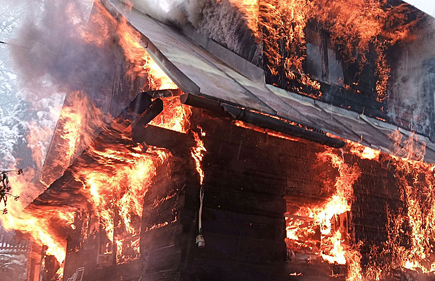 Na okraji Vsetína hořel rodinný dům, dva lidé se nadýchali zplodin