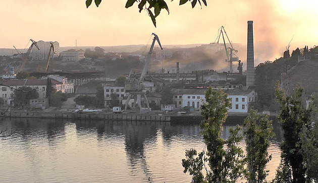 Sevastopolem otřásly výbuchy. Rusko hlásí odražený útok na svou loď