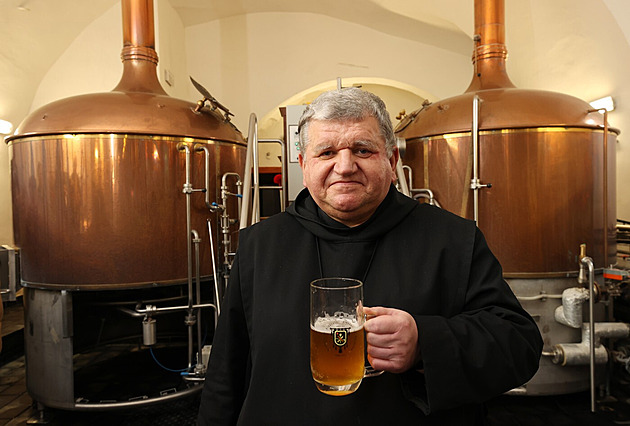 V Břevnovském klášteře se opět vaří pivo. Pivovar vznikl v barokních stájích
