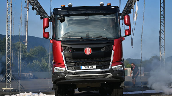 Komfortnější kabina i detekce překážek před vozem. Tatra Trucks představila nejnovější generaci řady Phoenix