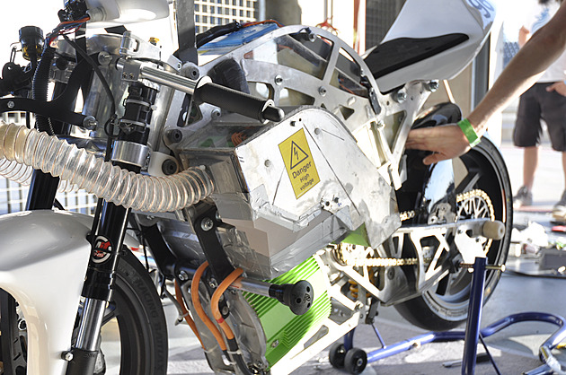 Na ČVUT vymýšlejí, jak do motorky nacpat palivový článek na vodík