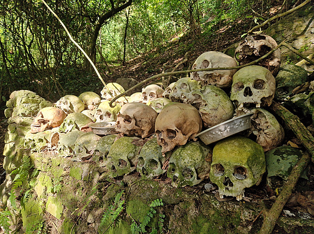 Mrtvá těla v klecích pod stromem. Bali skrývá hřbitov, kam vás pustí jen mafie