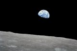 Zemřel bývalý astronaut Apolla 8 William Anders, autor snímku ‚východu Země‘. Havaroval v letadle