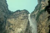 Do slavného vodopádu v Číně uměle přivádí vodu potrubí. ‚Pouze drobné vylepšení,‘ tvrdí park