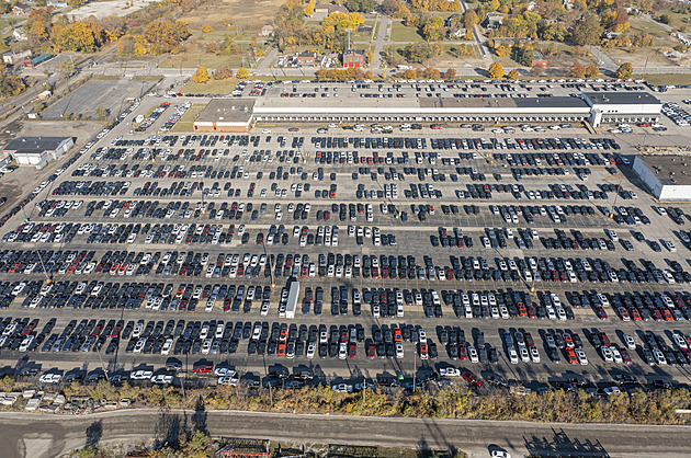 Americká města ničí závislost na parkovištích. Řidičů přitom ubývá