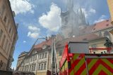 Dům v pražské Celetné ulici hoří. Hasiči rozebírají část střechy, ulice je neprůjezdná