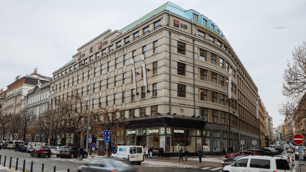 Praha koupí od Komerční banky dům na Václavském náměstí. Přestěhuje tam úředníky ze Škodova paláce