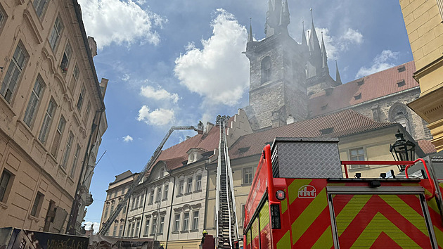 V centru Prahy zasahují hasiči, nad střechami v Celetné se vznáší kouř