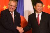 Čínský státní obr odchází z Česka. Jizvy po Zemanově poklonkování Pekingu zůstávají