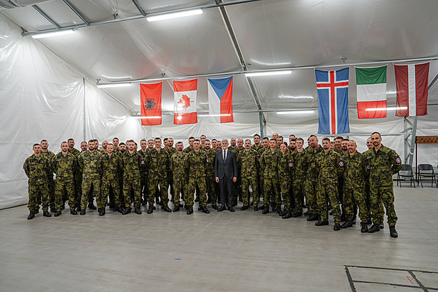 Pavel navštívil v Lotyšsku české vojáky. Střeží základnu 200 kilometrů od ruských hranic