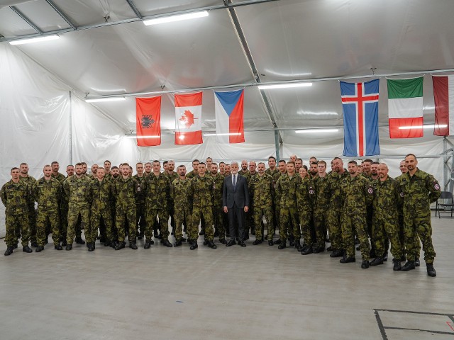 Východní křídlo NATO vyzvalo k podpoře Ukrajiny. Petr Pavel navštívil české vojáky v Lotyšsku