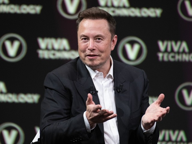 „Zakážu požívání iPhonů ve svých firmách,“ hrozí Elon Musk a kritizuje spojení Apple s OpenAI