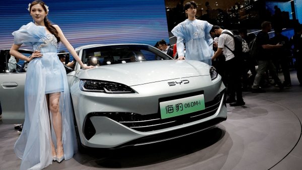 Brusel udeřil na Čínu, zavádí cla na její elektromobily. Česko se nejspíš postaví proti