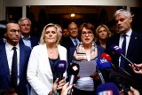 Francouzští republikáni vyloučili předsedu Ciottiho po dramatickém sporu. Chtěl se spojit s Le Penovou
