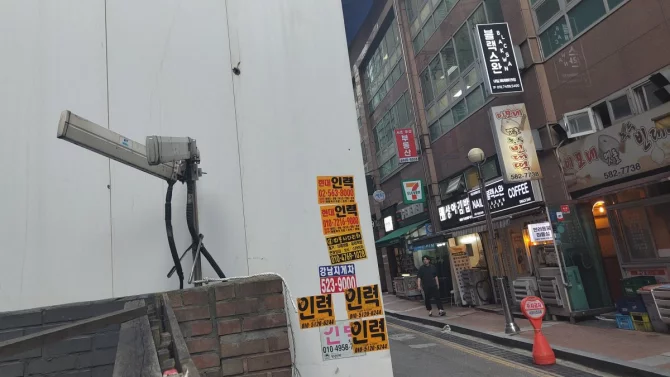 Korejci mají rychlý mobilní internet a antény i na chodnících. Podívejte se na jejich netradiční vysílače