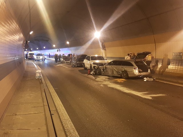 Náklaďák v tunelu naboural 11 aut. Bubenečský a Dejvický tunel jsou uzavřeny