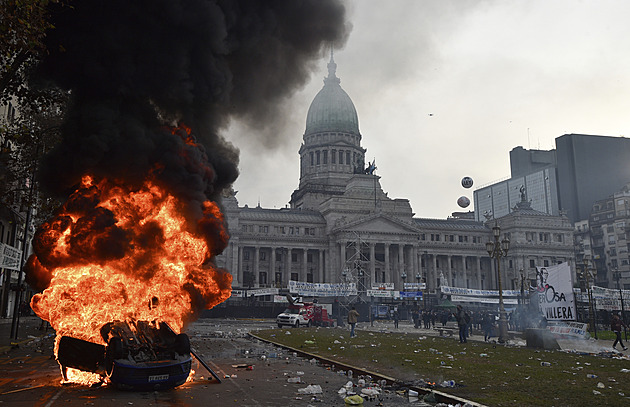 Argentinou propukly násilné protesty kvůli úsporným opatřením