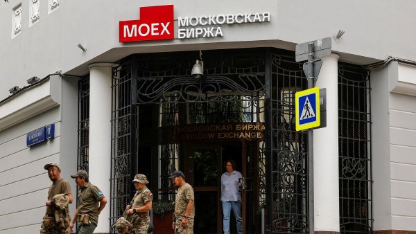Čeká Moskvu run na banky? Burza po vyhlášení nových sankcí zastavila obchody v dolarech a eurech