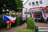 České fotbalisty přivítal v hotelu personál vlajkami, s týmem přicestoval už i náhradník Ševčík