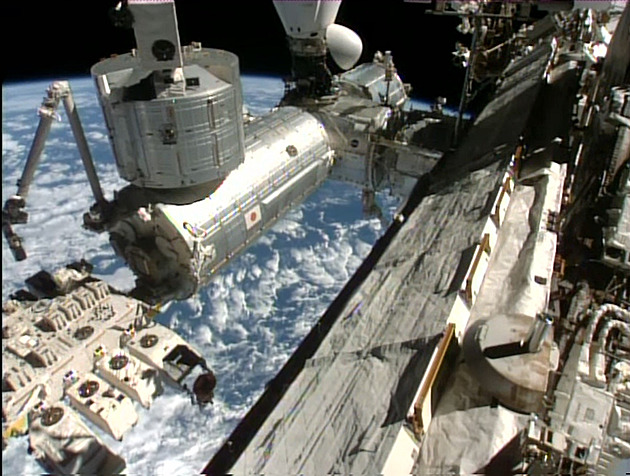 Když astronauti na ISS spali, diváky přenosu NASA ze stanice děsily zvuky