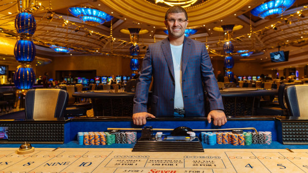 Pokerový král Leon Tsoukernik spouští s bývalým šéfem Fortuny novou sázkovou kancelář a řeší svůj odchod z hazardu
