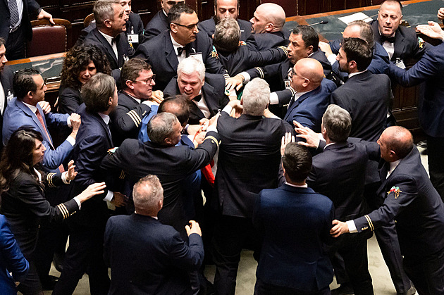 VIDEO: Italští poslanci se porvali kvůli vlajce, napadeného museli vyvést