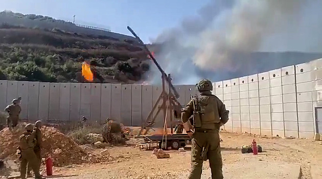 VIDEO: Izraelci používají na libanonské hranici středověký obléhací stroj