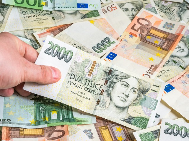 Češi si letos za dovolenou připlatí, euro je dražší než před rokem